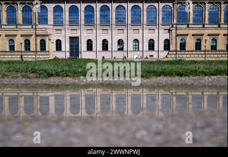 München, Deutschland. März 2024. Die Menschen genießen das schöne Wetter und die Sonne vor der alten Pinakothek. Quelle: Sven Hoppe/dpa/Alamy Live News Stockfoto