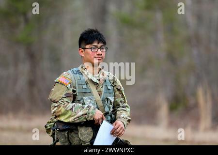 Guillermo Rodriguez von der 230. Nachhaltigkeitsbrigade sucht die nächste Kampfstation während des Tennessee State Best Warrior Competition am 23. Februar 2024 in Tullahoma. Jeder Wettbewerber zog eine Nummer für den Startpunkt der Station und ging zu jeder Station in ihrer respektierten Reihenfolge. Armee-Nationalgarde Stockfoto