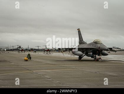 Eine F-16D Fighting Falcon, die der Shaw Air Force Base, S.C., der Royal Air Force Eurofighter Typhoon FGR4, der 6 (Fighter) Squadron, der RAF Lossiemouth, Großbritannien, zugewiesen ist, und zusätzliche Flugzeuge sitzen während der ÜBUNG BAMBUS EAGLE 24-1. Februar 2024 auf der March Air Reserve Base, Kalifornien. Bamboo Eagle ist eine Übung, die als Expeditionsflugplatz konzipiert wurde, in der sich alliierte Streitkräfte auf Agile Combat Employment Command and Control, Air Superiority und Joint war at Sea konzentrierten. Luftwaffe Stockfoto