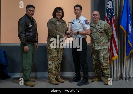 Kenneth Doan, stellvertretender Leiter der 434th Civil Engineer Squadron für Gesundheit und Sicherheit, wird während einer Zeremonie auf der Grissom Air Reserve Base, Ind., 4. Februar 2024 als nichtüberwachender Zivilist des Jahres für den 434. Luftbetankungsflügel anerkannt. Luftwaffe Stockfoto