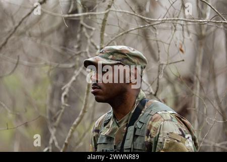 James Bolen Jr. vom Hauptquartier der Joint Force sucht während der Landschifffahrt beim Tennessee State Best Warrior Competition in Tullahoma, 23. Februar 2024. Die Wettbewerber hatten während der Veranstaltung keinen zusätzlichen Einsatz von Technologie. Armee-Nationalgarde Stockfoto