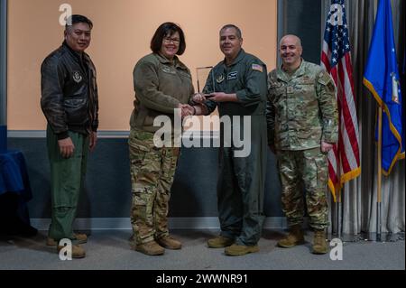 Captain Jason Washburn, 434th Operations Group Standardization and Evaluations Liaison Officer, wird während einer Zeremonie auf der Grissom Air Reserve Base, Ind., 4. Februar 2024 als Company Grade Officer of the Year für den 434. Luftbetankungsflügel anerkannt. Luftwaffe Stockfoto