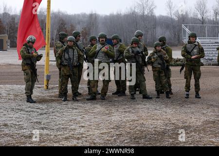 Norweger in der norwegischen Heimatwache Rapid Response Force und Home Defense Youth absolvieren die Qualifikationsreihen M4A1 Rifle Live-Fire Range während des 51. Norwegischen wechselseitigen Truppenaustauschs im Camp Ripley Training Center in Little Falls, Minnesota, am 5. Februar 2024. Die Norweger lernten zuvor das Waffensystem auf Camp Ripley’s Engagement Skills Trainer Ranges kennen, bevor sie mit Live-Feuerübungen begannen (Minnesota Army National Guard) Stockfoto