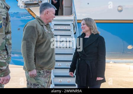 Die stellvertretende Verteidigungsministerin Kathleen H. Hicks spricht mit dem US-amerikanischen Northern Command und dem US-amerikanischen Oberbefehlshaber der Luftwaffe Glen D. VanHerck auf der Peterson Space Force Base, Kolos, 4. Februar 2024. (DOD Stockfoto