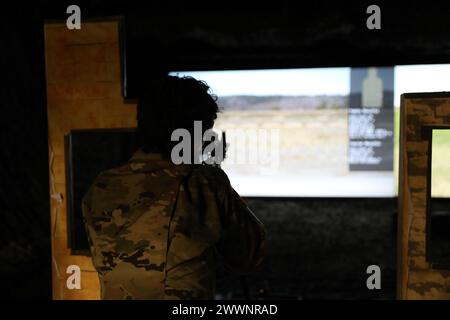 Soldaten der US Army Reserve vom 7. Mission Support Command trainiert auf Einsatzfähigkeiten, in Panzer Kaserne, Kaiserslautern, Deutschland, Samstag, 10. Februar 2024, in Vorbereitung auf die jährliche Waffenqualifikation. Das 7. Mission Support Command ist die US Army Reserve Präsenz in Europa. Das 7. MSC besteht aus 26 Einheiten in Deutschland und Italien und bietet logistische und nachhaltige Unterstützung für Missionen der US Army Europe – Africa im gesamten Theater. Weitere Geschichten und Informationen zum 7. Mission Support Command findest du auf Facebook, @7thMSC. Armeereserve Stockfoto