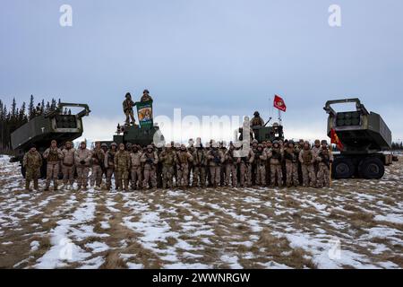 Die Mitglieder des U.S. Marine Corps und der US Army posieren für ein Foto, nachdem sie gemeinsame Übungen zum High Mobility Artillery Rocket System (HIMARS) zur Unterstützung der Übung Arctic Edge 2024 in Fort Greely, Alaska, am 18. Februar 2024 absolviert haben. Als Teil der Fähigkeiten der Marine Air-Ground Task Force (MAGTF) trägt das HIMARS-Waffensystem erheblich zur Energieprojektion und zur präzisen Feuerunterstützung der MAGTF für Marines in verschiedenen Szenarien, einschließlich in arktischen Umgebungen, bei, wodurch die Gesamteffizienz und Vielseitigkeit verbessert werden. Arctic Edge 2024 (AE24) ist eine von der US-amerikanischen Nordkommando geführte Homeland Defense Exercis Stockfoto