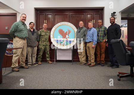 Yorktown, Virginia (22. Februar 2024) Captain Dan Patrick, Commanding Officer der Marinewaffenstation Yorktown, wird mit Mitgliedern des Umweltministeriums der Anlage fotografiert. Marineblau Stockfoto