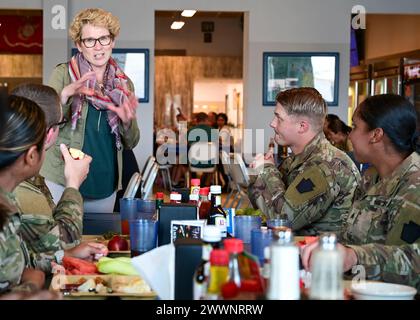 Chrissy Houlahan, die US-Repräsentantin Chrissy Houlahan, begleitet Soldaten der Task Force Paxton, Pennsylvania National Guard, zum Mittagessen während eines Besuchs der Kongressdelegation in Camp Lemonnier, Djibouti, 19. Februar 2024. Houlahan führt aufschlussreiche Gespräche mit unseren engagierten Soldaten, um Verständnis und Verbindung zu fördern. Armee-Nationalgarde Stockfoto