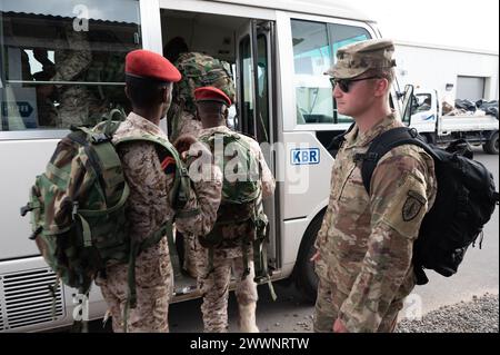 Mitglieder der 2nd Security Force Assistance Brigade der US Army laden zusammen mit Mitgliedern der Dschibuti-Bataillon d’Intervention rapide am 22. Februar 2024 in Camp Lemonnier in Dschibuti in einen Van. Die Mitglieder des Dienstes waren auf dem Weg zur multinationalen Ausbildungsmaßnahme, die die Vereinbarung 2024 (JA24) rechtfertigte. JA24 ist die größte Übung des U.S. Africa Command in Ostafrika, die vom 26. Februar bis zum 7. März stattfindet. Unter der Leitung der Southern European Task Force, Africa (SETAF-AF) der US-Armee und Gastgeber in Kenia wird die diesjährige Übung Personal und Einheiten aus 23 Nationen umfassen. Diese multinationale Übung stärkt die Bereitschaft Stockfoto