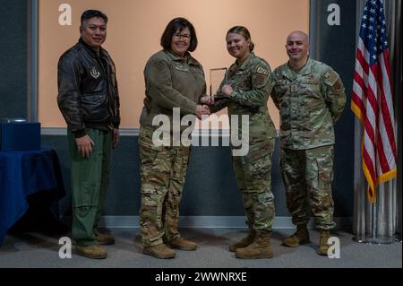 Technik. Sgt. Kirsten Harrington, 434th Aircraft Maintenance Squadron Heavy Aircraft Integrated Avionics Technician, wird während einer Zeremonie auf der Grissom Air Reserve Base, Ind., 4. Februar 2024 als Unteroffizier des Jahres für den 434th Air Taneling Wing anerkannt. Luftwaffe Stockfoto