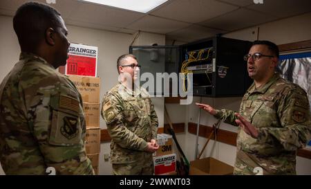 David Herrera (rechts), Leiter des Netzkontrollzentrums der 47th Communications Squadron (CS), Senior Airmen Jerremy Huck (Mitte), Techniker der 47th CS, erklärt Colonel Robert Moore (links), Kommandant der 47th Mission Support Group (MSG), den Installationsprozess eines neuen Schalters auf der Laughlin Air Force Base, Texas, Februar 2024. Luftwaffe Stockfoto