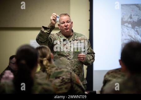 Aaron Simpson, ein Sanitäter der Alpha Company, 34. Infanterie-Division „Red Bulls“, demonstriert, wie man eine offene Brustwunde während einer taktischen Kausalitätskur für andere Red Bull-Soldaten behandelt, Fort Cavazos, Texas, 10. Februar 2024. Die Red Bulls bereiten sich auf einen Einsatz im Nahen Osten vor, der noch in diesem Jahr stattfinden soll. (Minnesota Nationalgarde Stockfoto