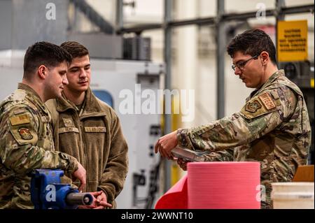 Die der 305th Maintenance Squadron zugeteilten US-Luftwaffe diskutieren am 15. Februar 2024 die Reparaturpläne für Flugzeuge auf der Joint Base McGuire-Dix-Lakehurst, N.J.. Betreuer der 305. MXS schlossen ein fünfmonatiges Herstellungsprojekt für einen beschädigten C-17 Globemaster III ab und bestätigten damit den strategischen Fortschritt der Air Mobility Command und die schnelle globale Mobilität. Luftwaffe Stockfoto