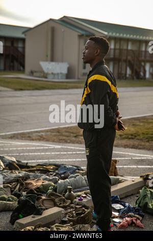 Der erste Tag des 310. ESC Best Warrior Competition, der am 4. Februar 2024 im Camp Atterbury, Indiana, stattfand, begann mit den ersten drei Wettkämpfen des Konkurrenten: Größe und Gewicht, Anordnung der Ausrüstung und einem schriftlichen Test. Finley Janvier wartet, bis der nächste Punkt während des Schaltplans aufgerufen wird. Stockfoto