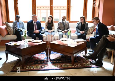 USAID ME SDAA Andrew Plitt (ganz rechts) trifft sich am 5. Februar 2024 mit Chefs der Parteien von USAID-Programmen auf der AUC, um über USAID-Programme zu diskutieren, die von der AUC implementiert wurden. Von links nach rechts sind Najma Mahmoud, Egypt Desk Officer, USAID; Mohamed Hamza, USAID Partnerships for Educational Progress; Amal Mowafy, USAID Egyptian Pioneers; Essam Mohamed, das Center of Excellence for Water; und Dina Gohary, USAID University Centers for Career Development. Alle Stockfoto