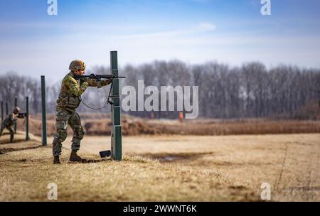 Der vierte Tag des 310. ESC Best Warrior Competition, 7. Februar 2024, bestand aus M4-Gewehrqualifikation, einem Hinderniskurs und einer medizinischen Beurteilung/Bewegungsspur. Martin Baker hat sich für die M4-Strecke in Camp Atterbury, Indiana, qualifiziert. Stockfoto