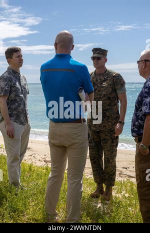 Jeremy Beaven, Befehlshaber der Marine Corps Base Hawaii, spricht mit Tim Nelson, Stabschef, und Ryan Wathen, Defense Fellow für Rep. Ed Case, Hawaii First Congressional District, in der Pu’uloa Range Training Facility, HI, 20. Februar 2024. Der Besuch verschaffte Nelson und Wathen einen Überblick über die PRTF sowie einen Überblick über die Bemühungen, den Anliegen der Bevölkerung im letzten Jahr Rechnung zu tragen. Marine Corps Stockfoto