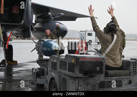 Kyle Stowers, ein Mitglied der 333rd Fighter Generation Squadron, lädt Munition auf einen F-15E Strike Eagle während eines jährlichen Lastenwettbewerbs auf der Seymour Johnson Air Force Base, North Carolina, am 23. Februar 2024. Die Teams bestanden aus den Flugzeugen der 333., 334., 335. Und 336. Jagdgenerationen Geschwader sowie der 414. Jagdgruppe. Luftwaffe Stockfoto