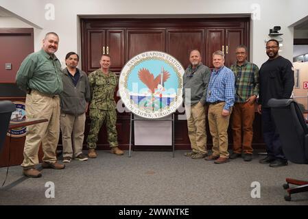 Yorktown, Virginia (22. Februar 2024) Captain Dan Patrick, Commanding Officer der Marinewaffenstation Yorktown, wird mit Mitgliedern des Umweltministeriums der Anlage fotografiert. Marineblau Stockfoto