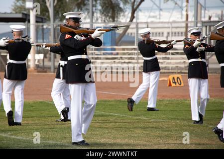 Marines mit dem Silent Drill Platoon führen ihre Drillsequenz während einer Probe des Battle Color Detachment Dress in der Marine Corps Air Station Yuma, Ariz, am 24. Februar 2024 aus. Diese Probe war der Höhepunkt mehrwöchiger langer Stunden und rigoroser Ausbildung. Marine Corps Stockfoto