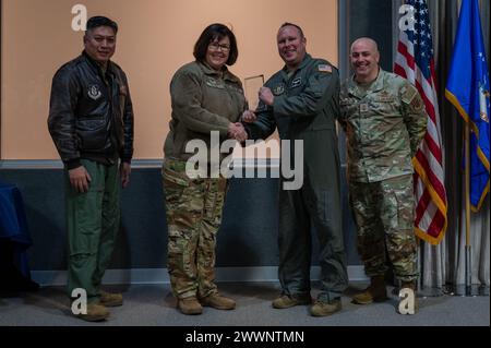 Major. Jason Bireley, Leiter der Standardisierung und Evaluierungen der 434th Operations Group, wird während einer Zeremonie auf der Grissom Air Reserve Base, Ind., 4. Februar 2024 als Field Grade Officer of the Year für den 434. Luftbetankungsflügel anerkannt. Luftwaffe Stockfoto