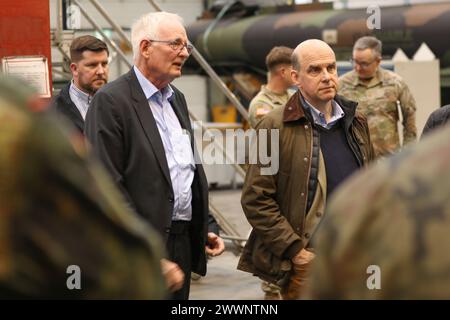 Helmut Haufe (links), Direktor des Theater Logistics Support Center-Europe, gibt Angus Lapsley (rechts), NATO-Stellvertretender Generalsekretär für Verteidigungspolitik und -Planung, eine Führung durch die Einrichtungen während eines Besuchs, der von Generalmajor Ronald Ragin, befehlshabender General, 21. Theater Sustainment Command, am 9. Februar auf Panzer Kaserne, Kaiserslautern, Deutschland, veranstaltet wird. Zweck des Besuchs war es, eine allgemeine Einführung in das 21. TSC und seine Fähigkeiten zu geben. Armee Stockfoto