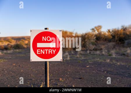 Kein Eintrittsschild mit einer unscharfen Wüstenlandschaft im Hintergrund. Kopierbereich rechts vom Rahmen. Stockfoto