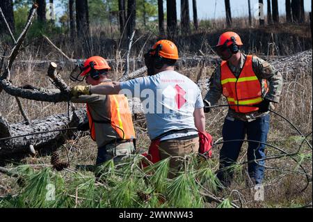 Team Rubicon arbeitete mit Mississippi Air National Guard Civil Engineers zusammen, um vegetative Trümmer zu entfernen und Routen zu beseitigen, als Teil einer simulierten Katastrophenreaktion während der PATRIOT 24, Camp McCain Training Center, Grenada, Mississippi, 20. Februar 2024. PATRIOT ist eine Übung zur Katastrophenbewältigung im Inland, die von Einheiten der Nationalgarde durchgeführt wird, die mit nationalen, staatlichen und lokalen Notfallmanagementbehörden und Ersthelfern zusammenarbeiten. Air National Guard Stockfoto