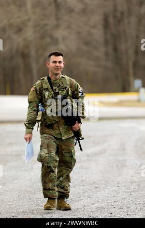 Brandon Dowdy vom Recruiting and Retention Battalion wird während des Tennessee State Best Warrior Competition in Tullahoma am 23. Februar 2024 zum Feldvorstand. Das Feldteam stellte Fragen zu Landnavigation, Artillerie und Kenntnissen der ersten Stufe. Armee-Nationalgarde Stockfoto