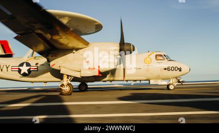 Eine E-2C Hawkeye, die der Airborne Command and Control Squadron (VAW) 116 zugewiesen ist, landet am 27. Februar 2024 auf dem Flugzeugträger USS George Washington (CVN 73) der Nimitz-Klasse im Atlantik. George Washington führt TSTA/FEP (Tailored Ships Training Availability and Final Evaluation Problem) durch. TSTA bereitet das Schiff und die Besatzung auf die vollständige Integration in eine Trägerstreikgruppe durch eine Vielzahl von missionskritischen Operationen vor. Marineblau Stockfoto