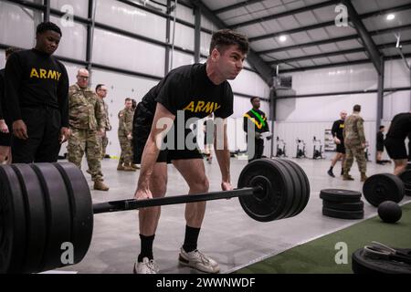 Der dritte Tag des 310. ESC Best Warrior Competition, 6. Februar 2024, bestand aus dem Army Combat Fitness Test, einer Patrouillengasse und Medien auf dem Schlachtfeld in Camp Atterbury, Indiana. SPC. Adam Rockwell hat das Deadlift-Ereignis des ACFT voll ausgeschöpft. Stockfoto