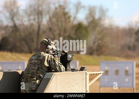 Christopher Thomas vom 117. Regional Training Institute feuerte seine Waffe während des Tennessee State Best Warrior Competition am 23. Februar 2024 in Tullahoma ab. Alle Konkurrenten setzten ihre M-4-Waffen auf Null, bevor sie mit einer Reihe von Kampfstationen fortfuhren. Armee-Nationalgarde Stockfoto