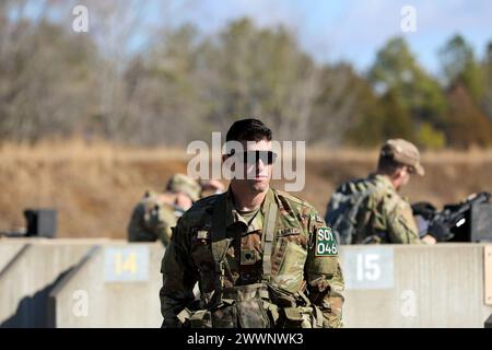 Joshua Seder vom 278. Gepanzerten Kavallerie-Regiment wartet darauf, dass andere ihre Nahkampfoptik beim Tennessee State Best Warrior Competition am 23. Februar 2024 in Tullahoma einstellen. Alle Konkurrenten setzten ihre M-4-Waffen auf Null, bevor sie mit einer Reihe von Kampfstationen fortfuhren. Armee-Nationalgarde Stockfoto