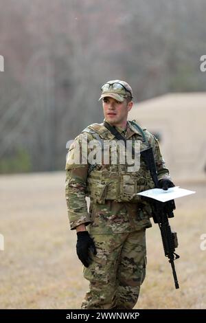 Der Senior Airman Daniel Talbot vom 118. Flügel beobachtet die medizinische Spur, bevor er Tactical Combat Casualty Care (TCCC) während des Tennessee State Best Warrior Competition am 23. Februar 2024 in Tullahoma durchführt. TCCC soll Soldaten und medizinisches Personal in aktuellen Best Practices für die medizinische Behandlung von der Verletzung bis zur Evakuierung Schulen. Armee-Nationalgarde Stockfoto