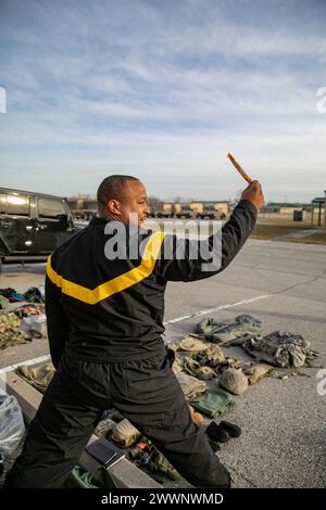 Der erste Tag des 310. ESC Best Warrior Competition, der am 4. Februar 2024 im Camp Atterbury, Indiana, stattfand, begann mit den ersten drei Wettkämpfen des Konkurrenten: Größe und Gewicht, Anordnung der Ausrüstung und einem schriftlichen Test. SPC. Jeffrey Lyle zeigt dem Grader während der Schaltanordnung ein Element an. Stockfoto