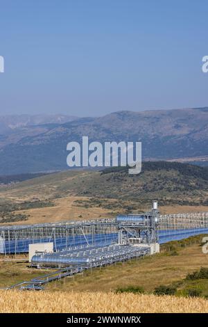 Thermodynamisches Solarkraftwerk vom Fresnel-Typ in llo, Frankreich Stockfoto