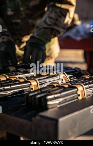 Der zweite Tag des 310. ESC Best Warrior Wettbewerbs begann am 5. Februar 2024 mit der Qualifikation der Soldaten mit M17-Pistole in Camp Atterbury, Indiana. Stockfoto