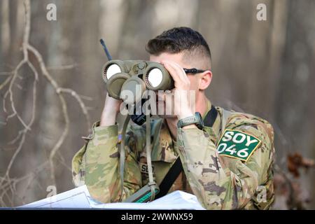 Joshua Sedar vom 278. Gepanzerten Kavallerieregiment der Tennessee Army, ruft beim Tennessee State Best Warrior Competition am 23. Februar 2024 in Tullahoma zum Feuer auf. Ein Feuerruf enthält alle Informationen, die benötigt werden, um die Methode des Angriffs zu bestimmen. Armee-Nationalgarde Stockfoto