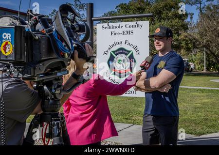 CASSELBERRY, FL. - Techniker der US Navy explosive Ordnance Dispostion (EOD) und Navy Taucher, die der explosiven Ordnance Dispostion Mobile Unit (EODMU) 12 und der Mobile Diving and Salvage Unit (MDSU) 2 zugewiesen sind, führen während der Daytona Beach Navy Week 2024, 14. Februar 2024 simulierte Extraktionen mit Mitarbeitern der Feuerwehr des Seminole County durch. Das Navy Office of Community Outreach veranstaltet jedes Jahr wochenlange Marinewochen in verschiedenen US-Städten, um mit der Öffentlichkeit zu interagieren, die Fähigkeiten der Marine zu zeigen und an Veranstaltungen zur Gemeinschaft teilzunehmen. Marineblau Stockfoto