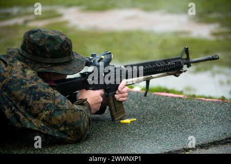 Ein U.S. Marine Corps rekrutiert mit Delta Company, 1. Rekrut Training Battalion, greift sein Ziel während eines Geschützes am 5. Februar 2024 im Marine Corps Base Camp Pendleton in Kalifornien an. Tabelle 1 dient dazu, Rekruten die grundlegenden Grundlagen der Schusskunst und der Gewehrsicherheit näher zu bringen. Marine Corps Stockfoto