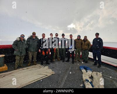 Taucher der U.S. Navy und der U.S. Coast Guard stehen am 3. Februar 2024 mit Kapitän Keith Ropella, dem Kommandanten des U.S. Coast Guard Cutter Polar Star (WAGB 10), nach dem südlichsten Tauchgang der Geschichte in der Bay of Whales, Antarktis. Jedes Jahr arbeitet ein gemeinsames Team an der erfolgreichen Operation Deep Freeze zusammen. Aktive Mitglieder der US-Luftwaffe, der US-Armee, der Küstenwache und der US-Navy arbeiten zusammen, um eine starke Joint Task Force-Support Forces Antarktica zu gründen, die die Tradition der US-Militärunterstützung für die UNO fortsetzt Stockfoto