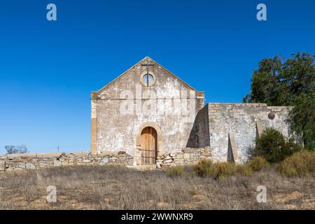 Fassade mit Vordereingang und Giebelende eines alten Kirchengebäudes im nördlichen Kap Karoo von Südafrika. Eine zerbröckelnde Wand vorne. Stockfoto