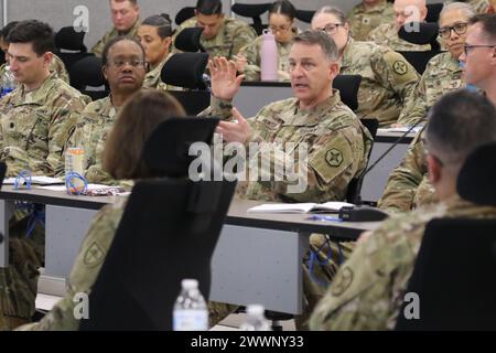 Colonel Christopher Hunter, stellvertretender Kommandeur des 364th Expeditionary Sustainment Command, beschreitet Soldaten, während sie im Februar 2024 ihre gipfelnde Trainingsübung in Fort Knox, Kentucky, beginnen. Der 364. WSA wird den Einsatzkommando des 1. Theater Sustainment Command in Kuwait besetzen. Stockfoto