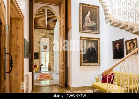 Historisches Kunstwerk mit dramatischer doppelter Tür in einem luxuriösen Apartment in Beirut, Libanon. Stockfoto