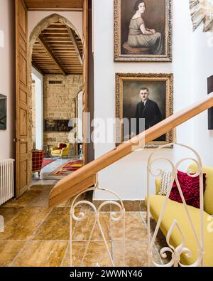 Geländer mit Blick durch die doppelte hohe Tür in einem luxuriösen Apartment in Beirut, Libanon. Stockfoto