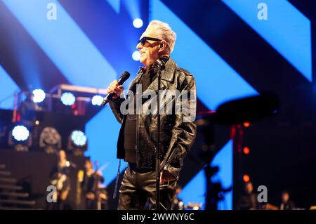 Holly Johnson von Frankie geht live bei der 80er Live Party in der Veltins-Arena auf Schalke. Gelsenkirchen, 23.03.2024 *** Holly Johnson aus Frankie geht live auf der 80er Jahre Live Party in der Veltins Arena in Schalke Gelsenkirchen, 23 03 2024 Foto:xxF.xZeisingx/xFuturexImagex 80er live 4386 Stockfoto