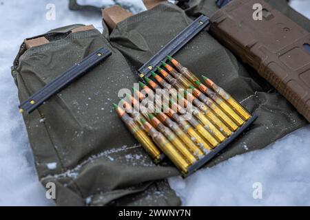 U.S. Marines mit Combat Logistics Battalion 6, Combat Logistics Regiment 2, 2nd Marine Logistics Group, laden Magazine mit 5,56 NATO-Runden während einer Live Fire and Manöver Range in Setermoen, Norwegen, 22. Februar 2024. CLB-6 befindet sich in Norwegen als Teil der Marine Rotational Forces Europe 24,1, die sich auf regionale Einsätze in ganz Europa konzentriert, indem verschiedene Übungen durchgeführt werden, Schulungen für arktische Kälte- und Gebirgskriege sowie militärisch-militärische Einsätze, die die Interoperabilität des U.S. Marine Corps mit Verbündeten und Partnern verbessern. Marine Corps Stockfoto