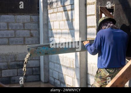 Ein Royal Thai Marine mit der Royal Thai Marine Corps Construction Company of Combat Engineers gießt Beton in der Ban Prakaet Schule in Chanthaburi, Thailand, 17. Februar 2024. Die Marines von MWSS-171 haben ihre technische Expertise für multilaterale humanitäre Bemühungen während der 43. Iteration von Cobra Gold bereitgestellt. Die diesjährige Iteration zielt darauf ab, die Fähigkeiten der teilnehmenden Nationen zu stärken, kombinierte und gemeinsame Operationen zu planen und durchzuführen, Beziehungen zwischen den teilnehmenden Nationen aufzubauen und die Interoperabilität bei einer Reihe von Maßnahmen, einschließlich humanitärer Hilfsprojekte, zu verbessern. Marine Corps Stockfoto