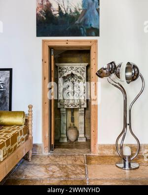 Retro-Lampe und dekorative Nische in Luxus-Apartment in Beirut, Libanon. Stockfoto