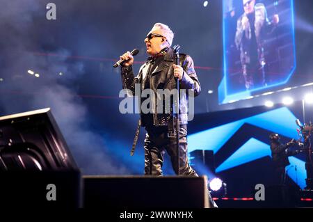 Holly Johnson von Frankie geht live bei der 80er Live Party in der Veltins-Arena auf Schalke. Gelsenkirchen, 23.03.2024 *** Holly Johnson aus Frankie geht live auf der 80er Jahre Live Party in der Veltins Arena in Schalke Gelsenkirchen, 23 03 2024 Foto:xxF.xZeisingx/xFuturexImagex 80er live 4384 Stockfoto